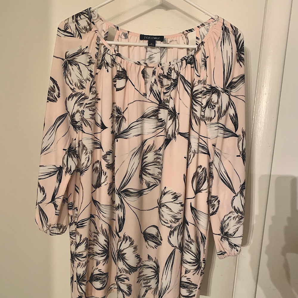 Pink w/ b&w floral blouse, keyhole detail XL